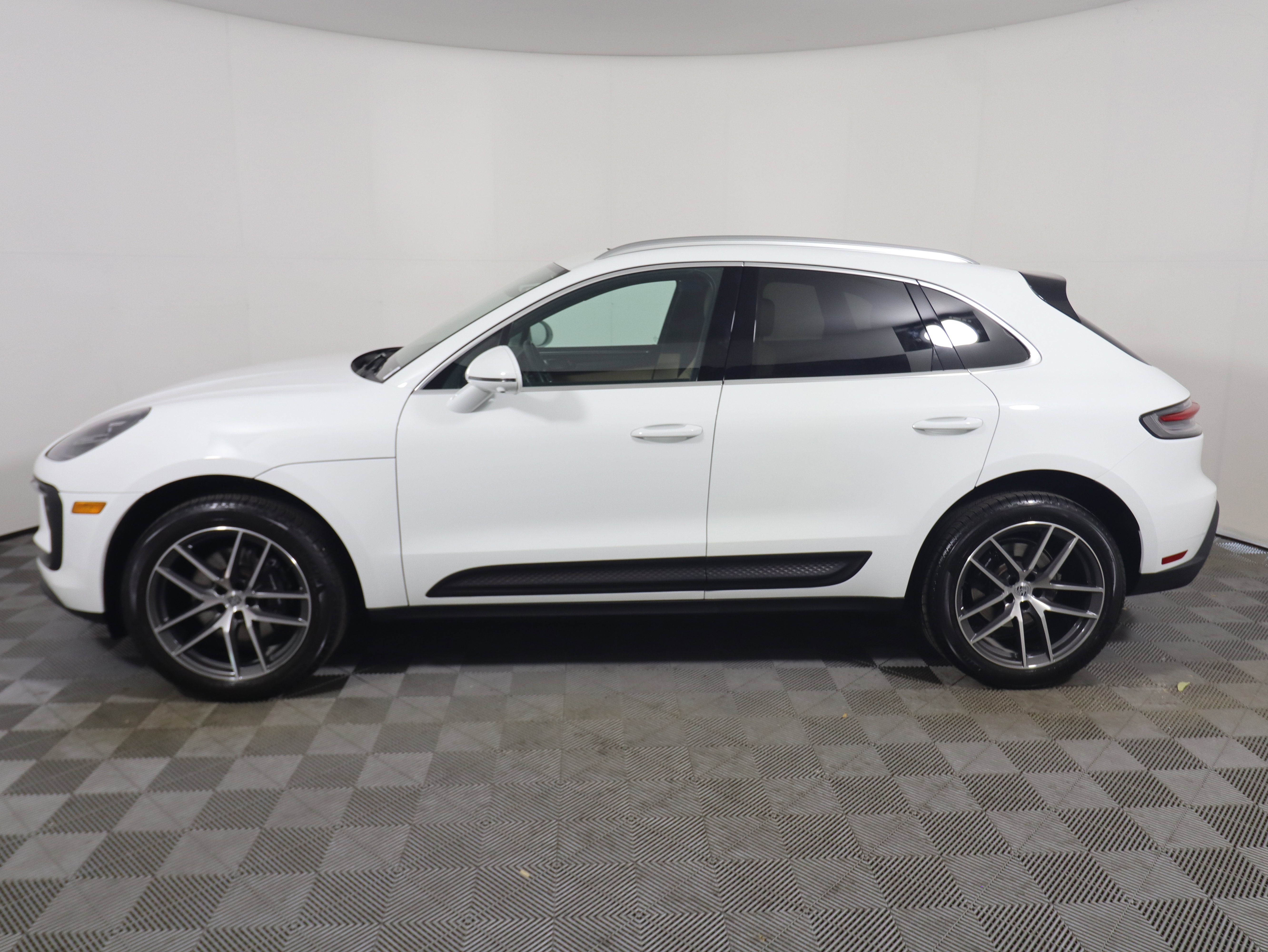 Certified 2023 Porsche Macan image 2