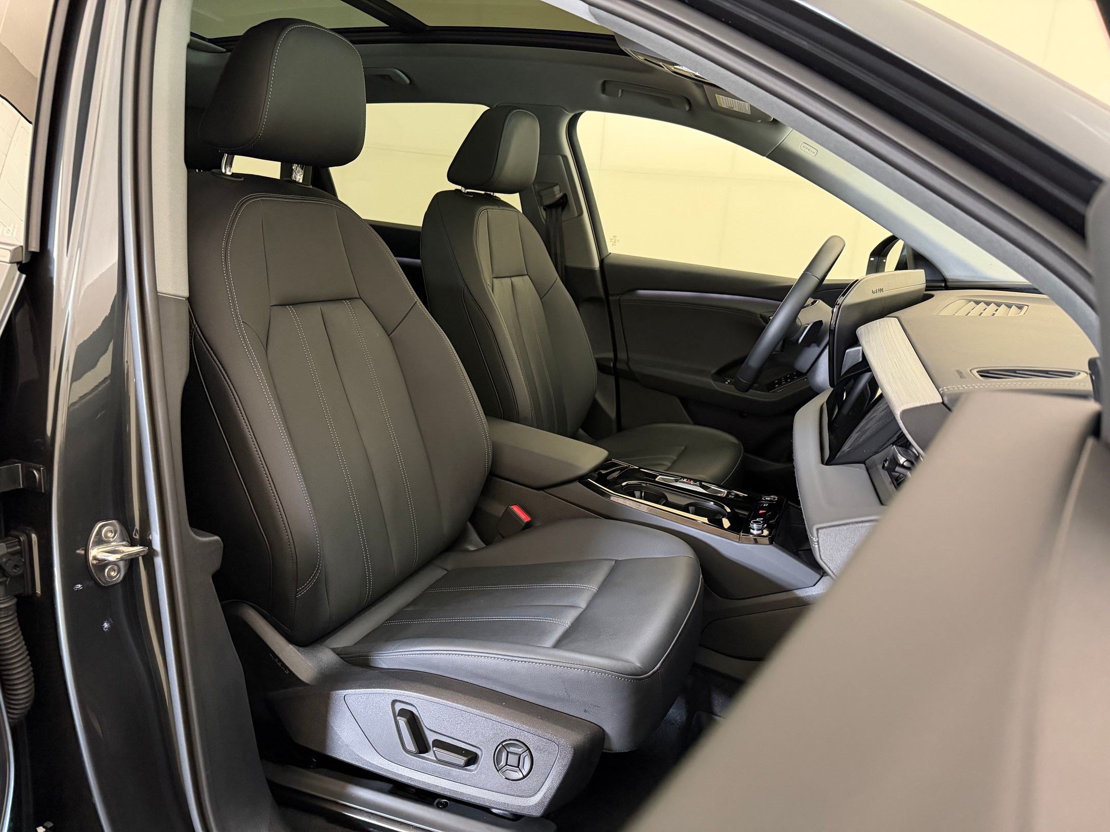 Used 2025 Audi Q6 e-tron Premium w/ Convenience Package RWD image 31