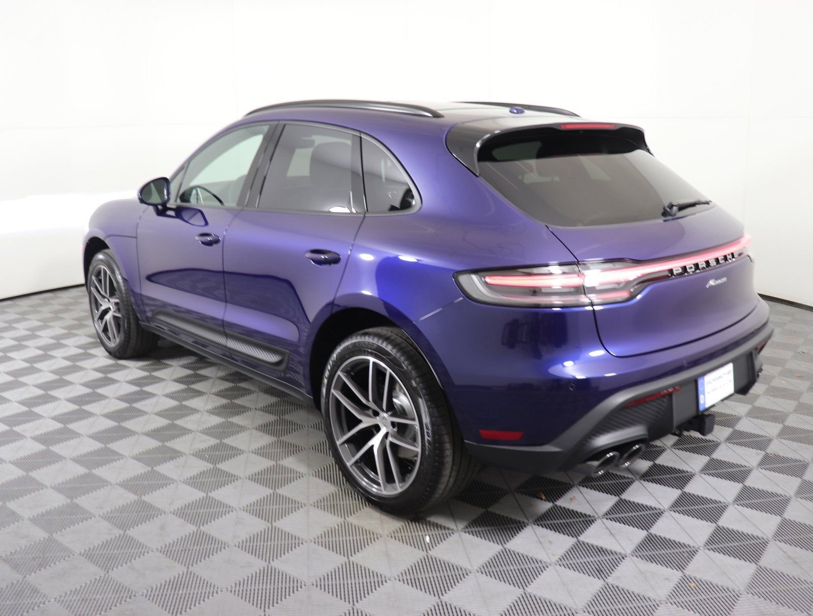 Certified 2025 Porsche Macan image 3