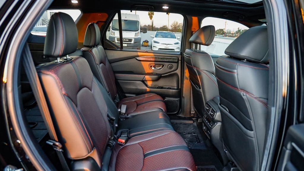 Used 2025 Honda Pilot Black Edition image 20