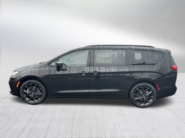 New 2026 Chrysler Pacifica Limited image 8
