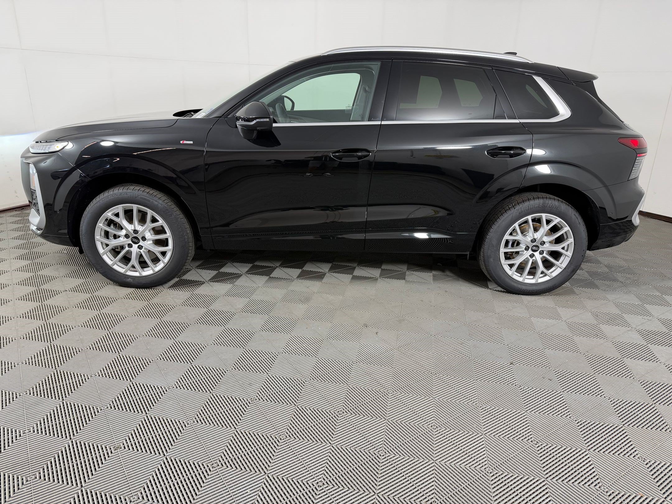 New 2026 Audi Q3 quattro 2.0T AWD/4WD image 2