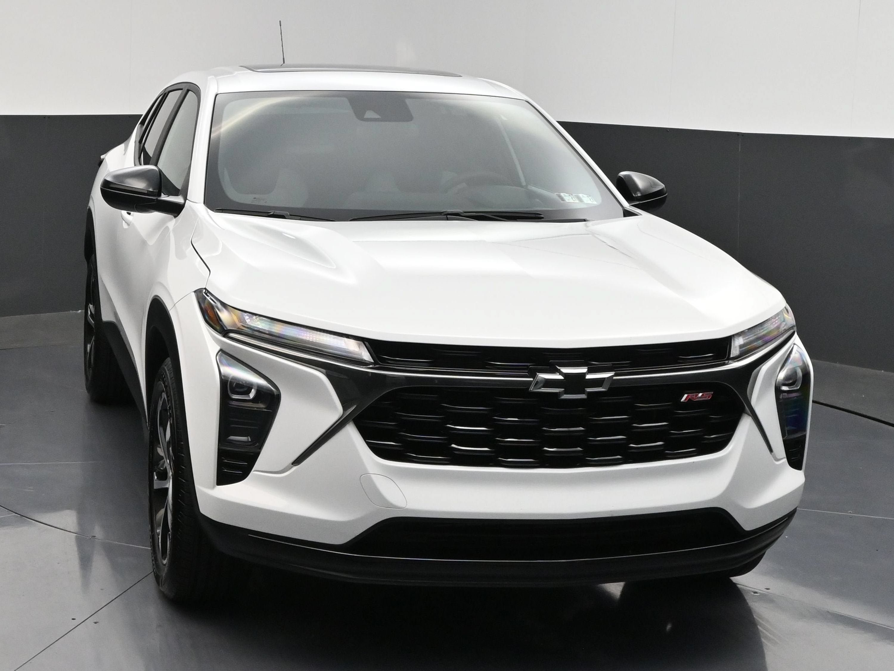 Used 2025 Chevrolet Trax RS w/ Sunroof Package FWD image 2