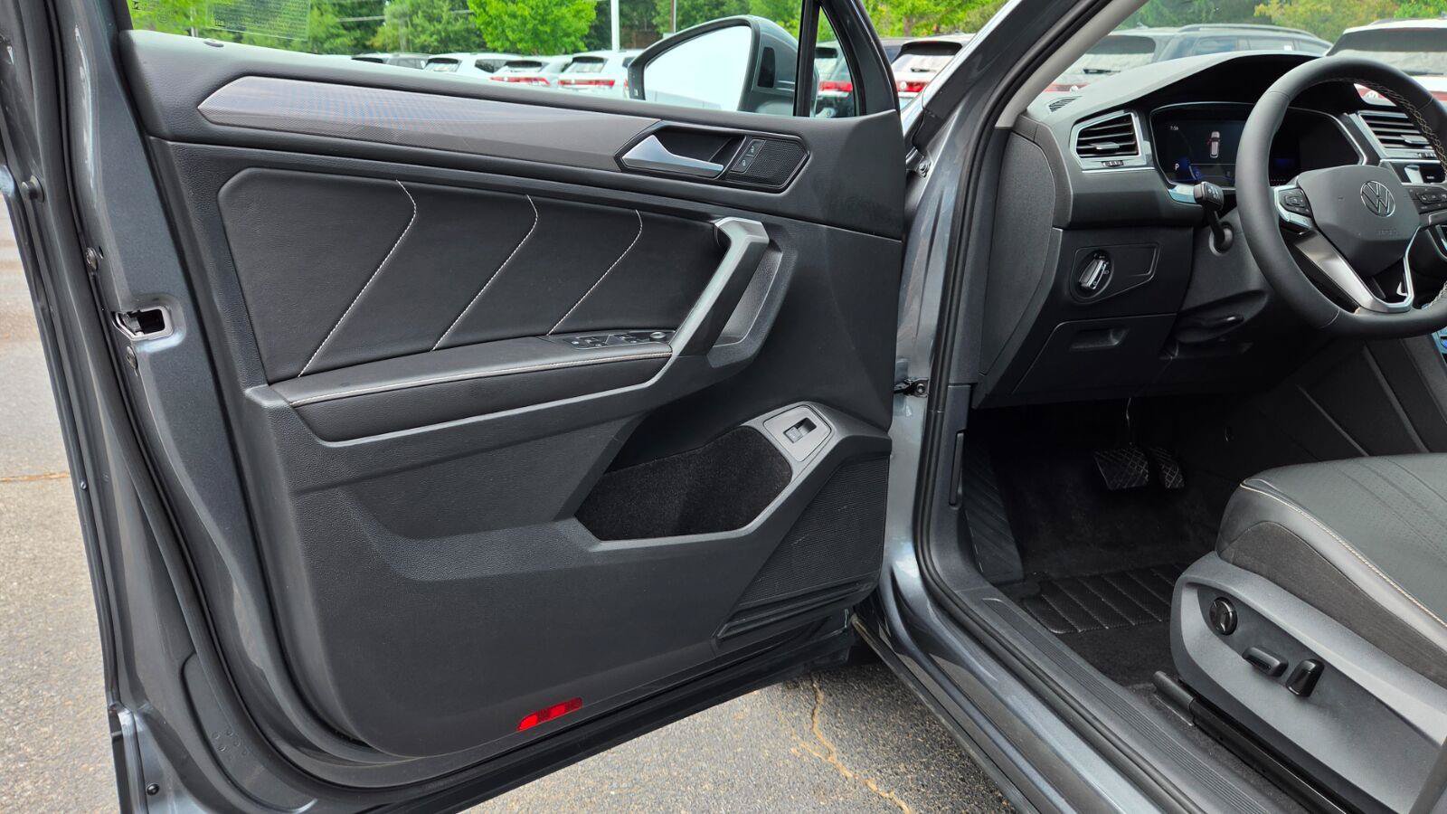 Certified 2023 Volkswagen Tiguan SE FWD image 17