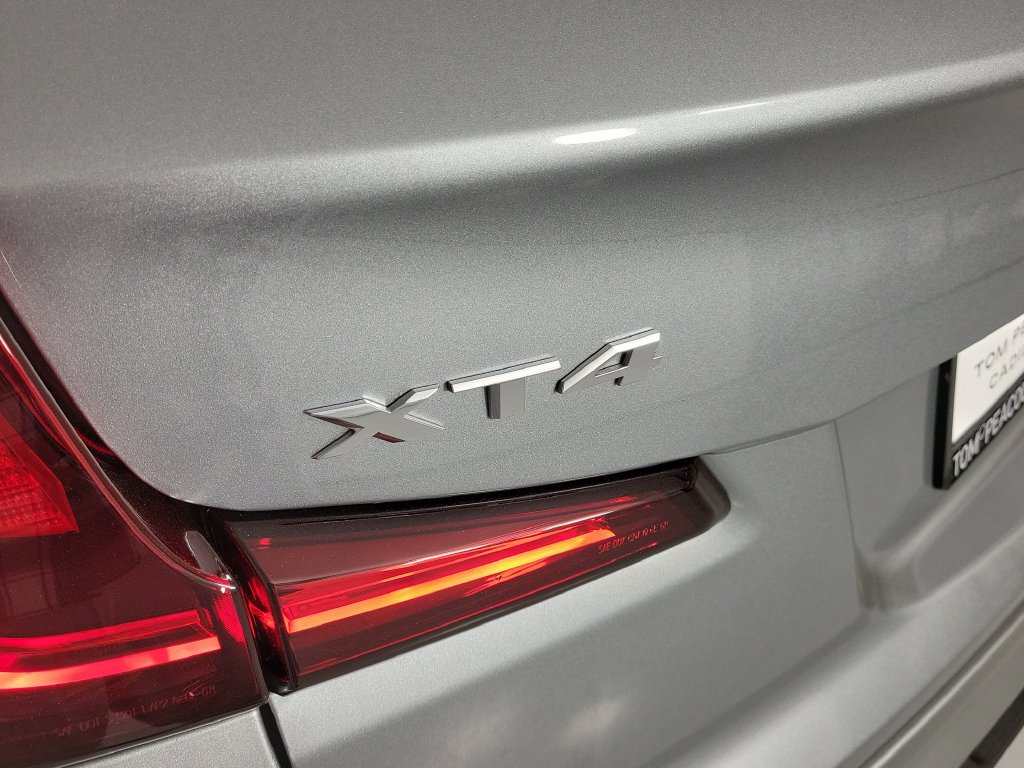 Used 2024 Cadillac XT4 Premium Luxury FWD image 7