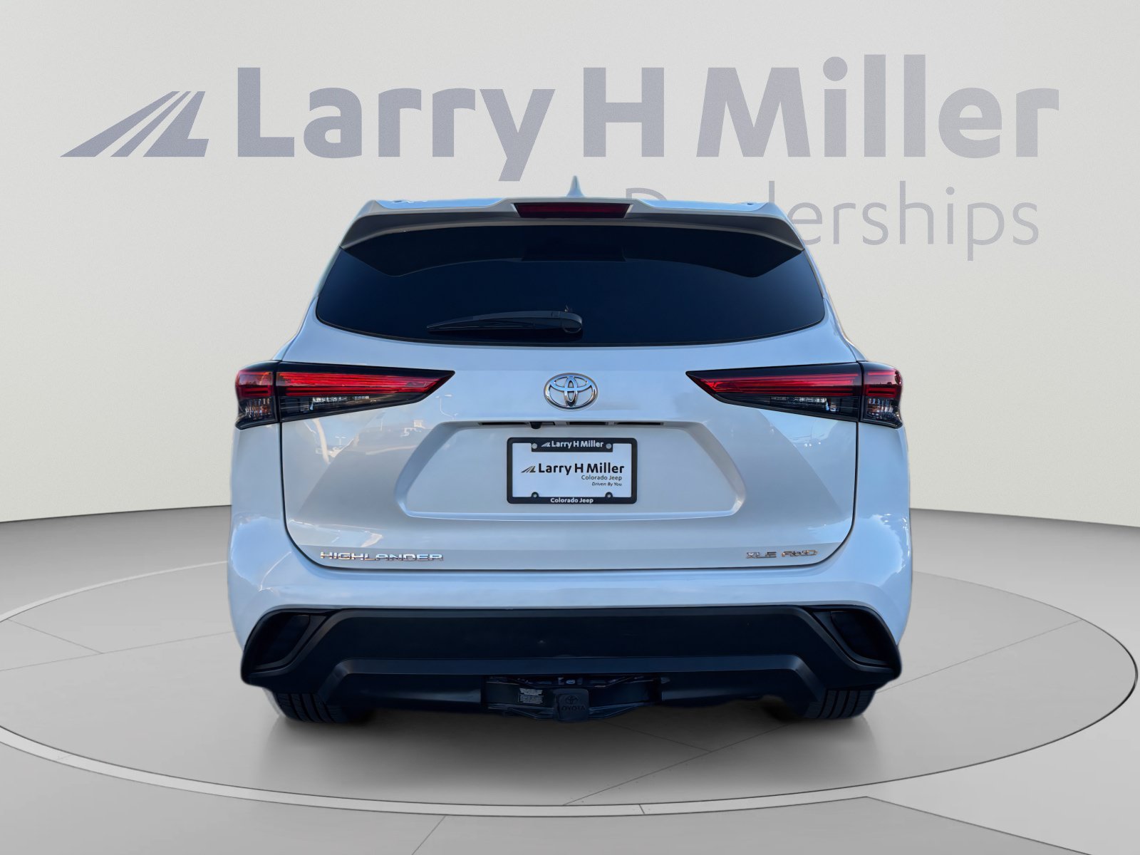 Used 2022 Toyota Highlander XLE AWD/4WD image 4