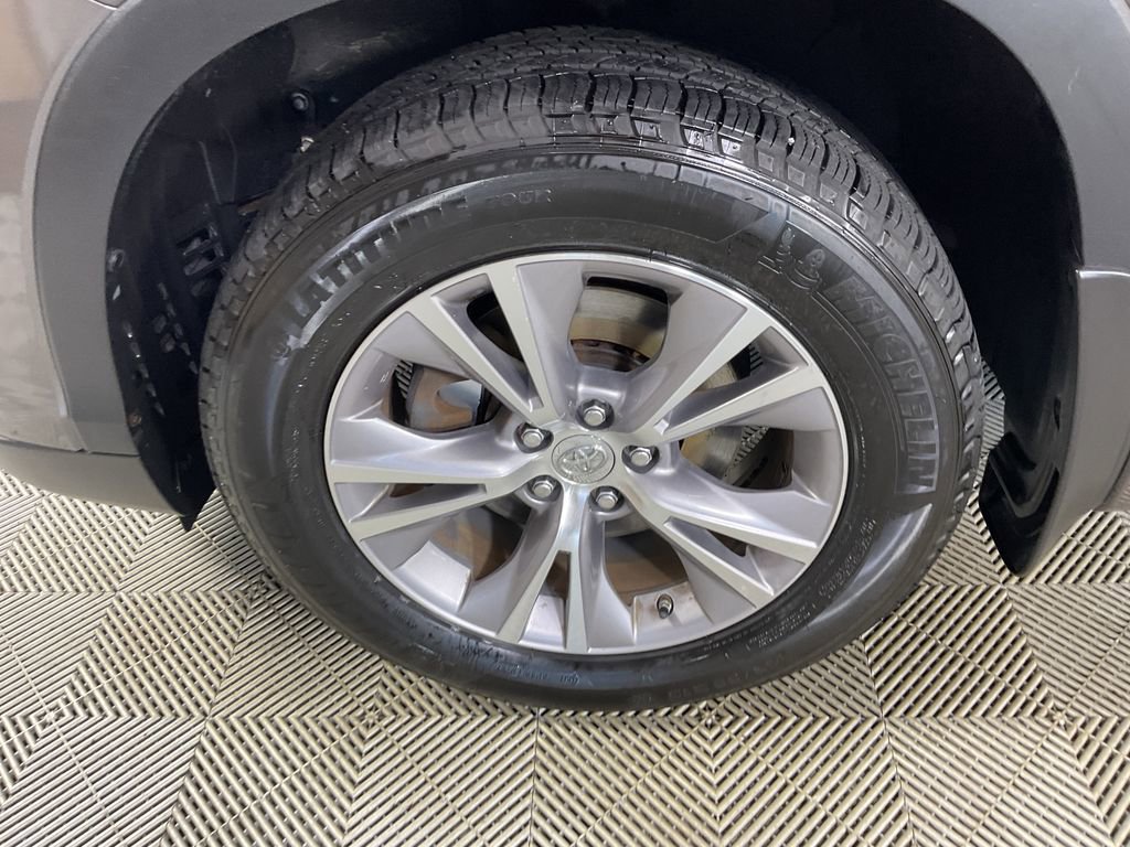 Used 2014 Toyota Highlander XLE image 5