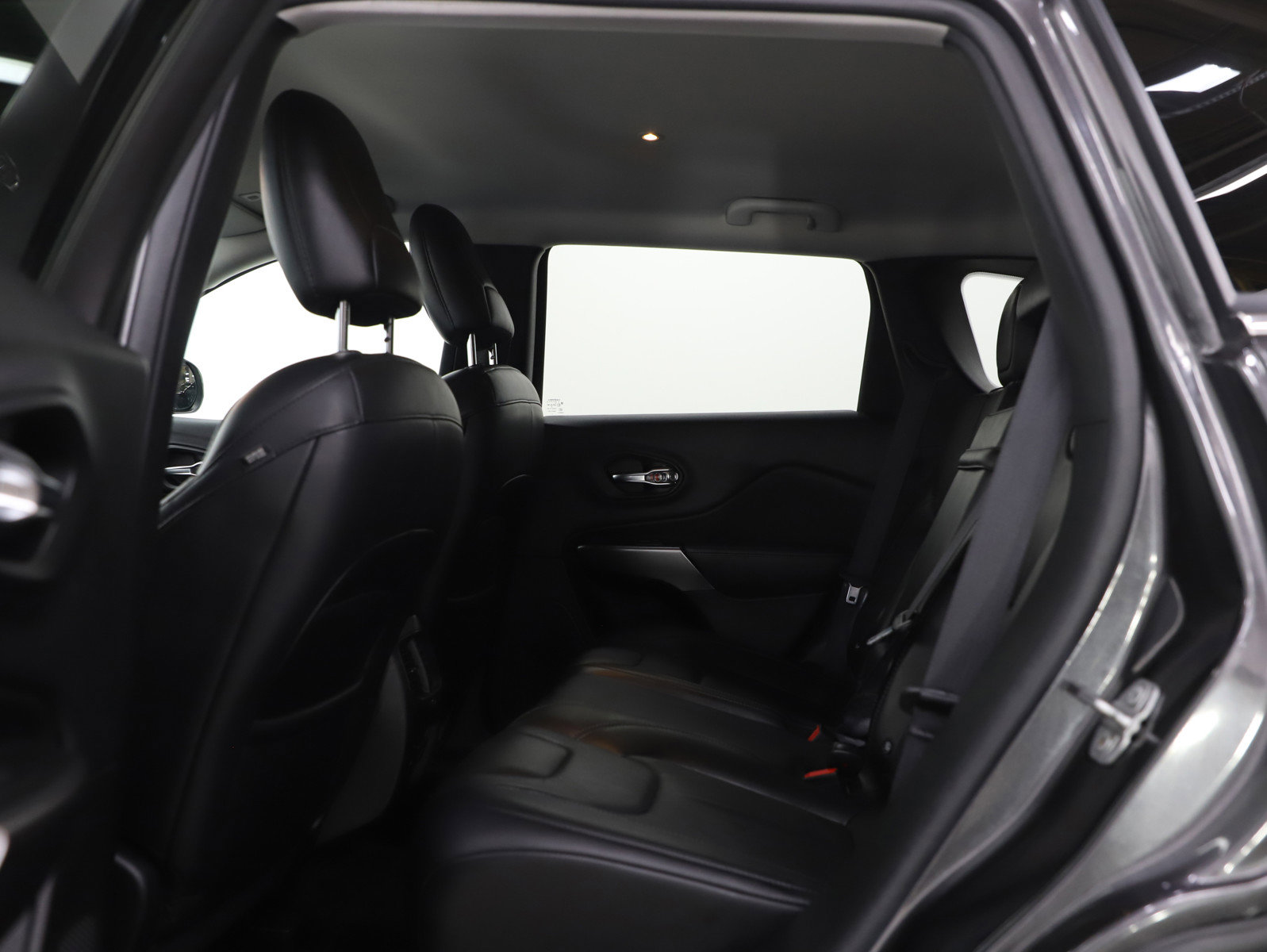 Used 2019 Jeep Cherokee Limited image 18