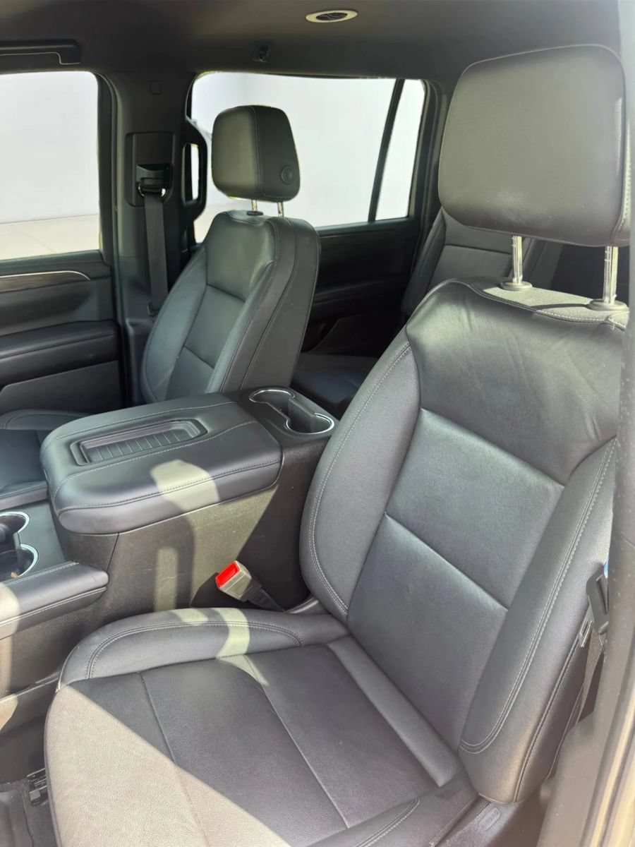 Used 2022 Chevrolet Suburban LT w/ Luxury Package RWD image 4