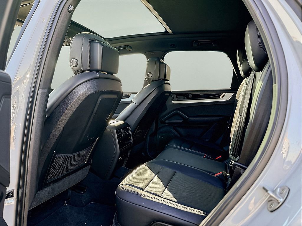 Used 2024 Porsche Cayenne w/ Premium Package image 31