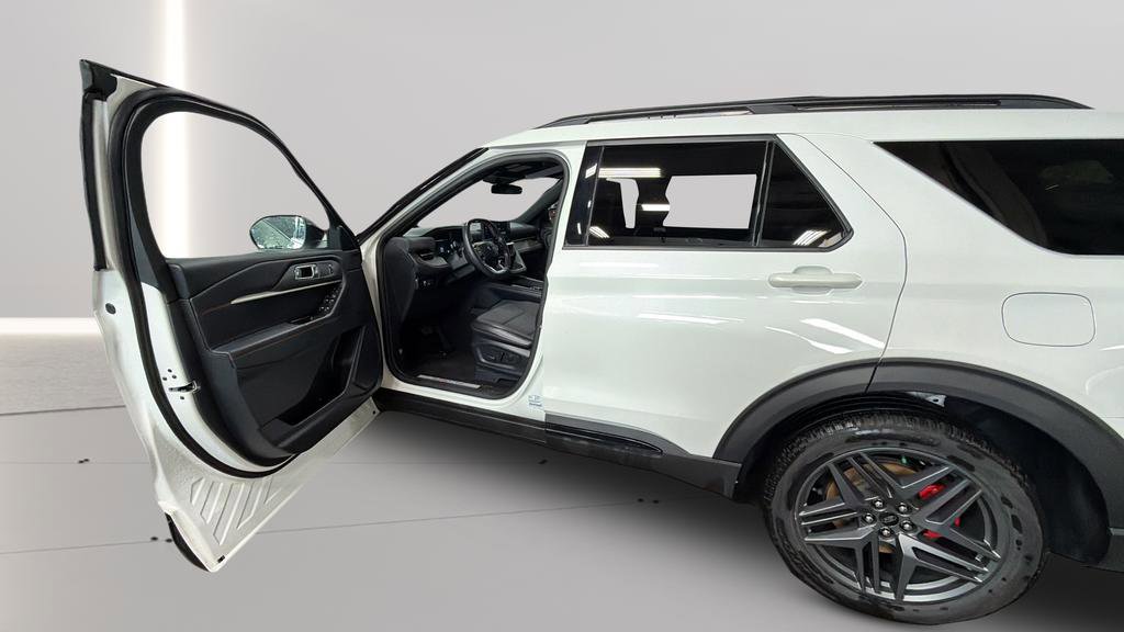 Used 2025 Ford Explorer ST-Line w/ ST-Line Street Pack image 17