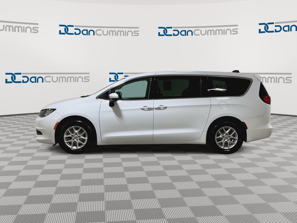 Used 2022 Chrysler Voyager LX image 5