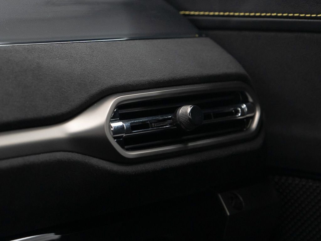 Used 2025 Aston Martin V8 Vantage Coupe image 32