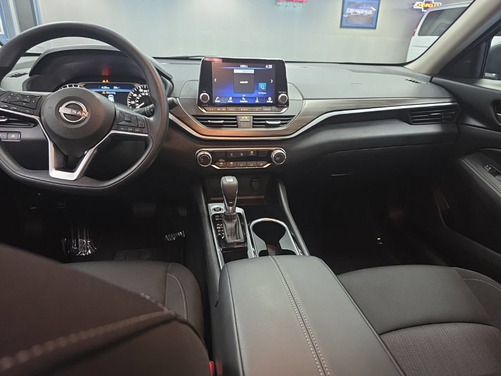 Used 2024 Nissan Altima 2.5 SV FWD image 16