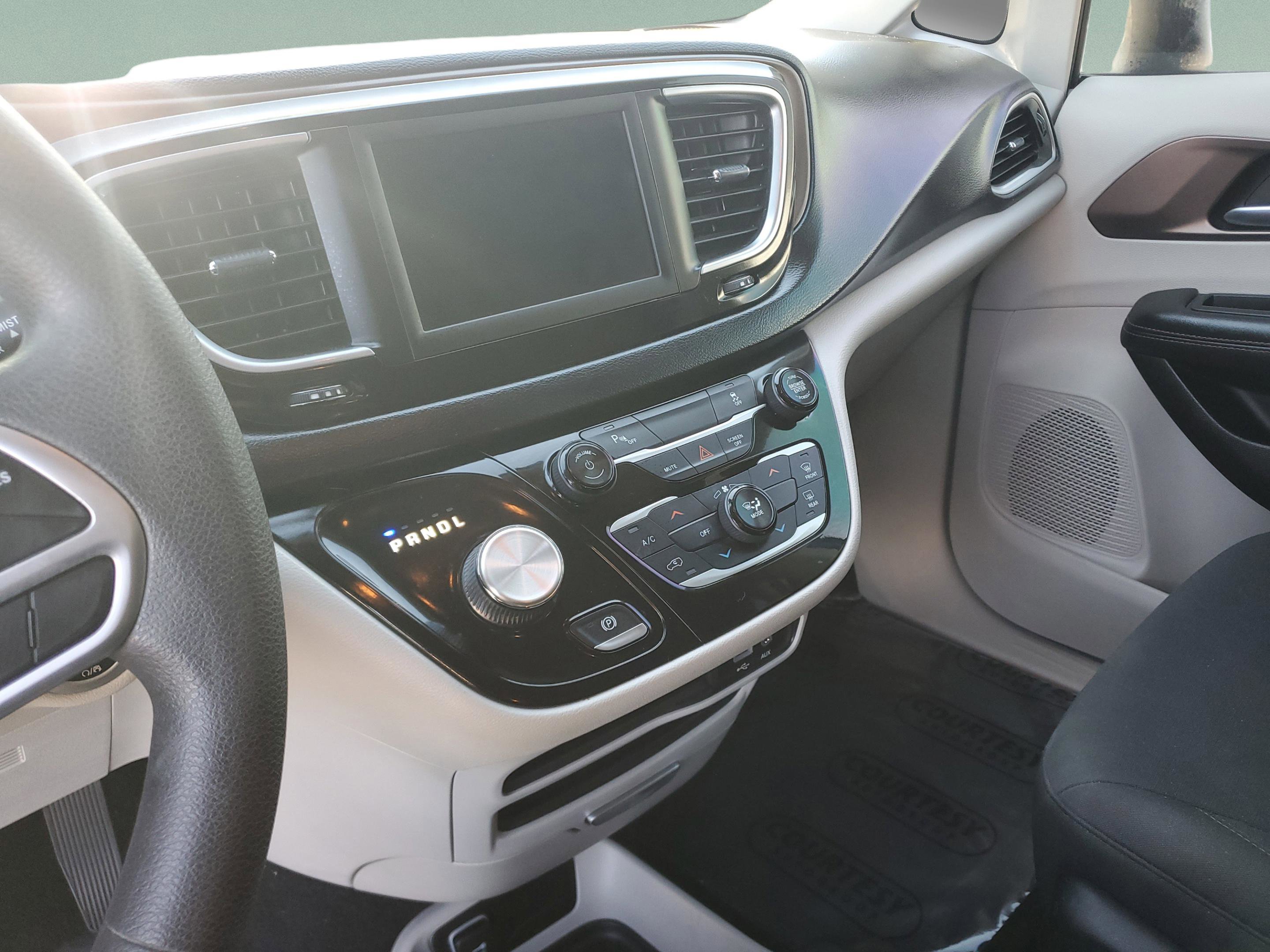 Used 2022 Volkswagen Atlas Cross Sport SE image 26