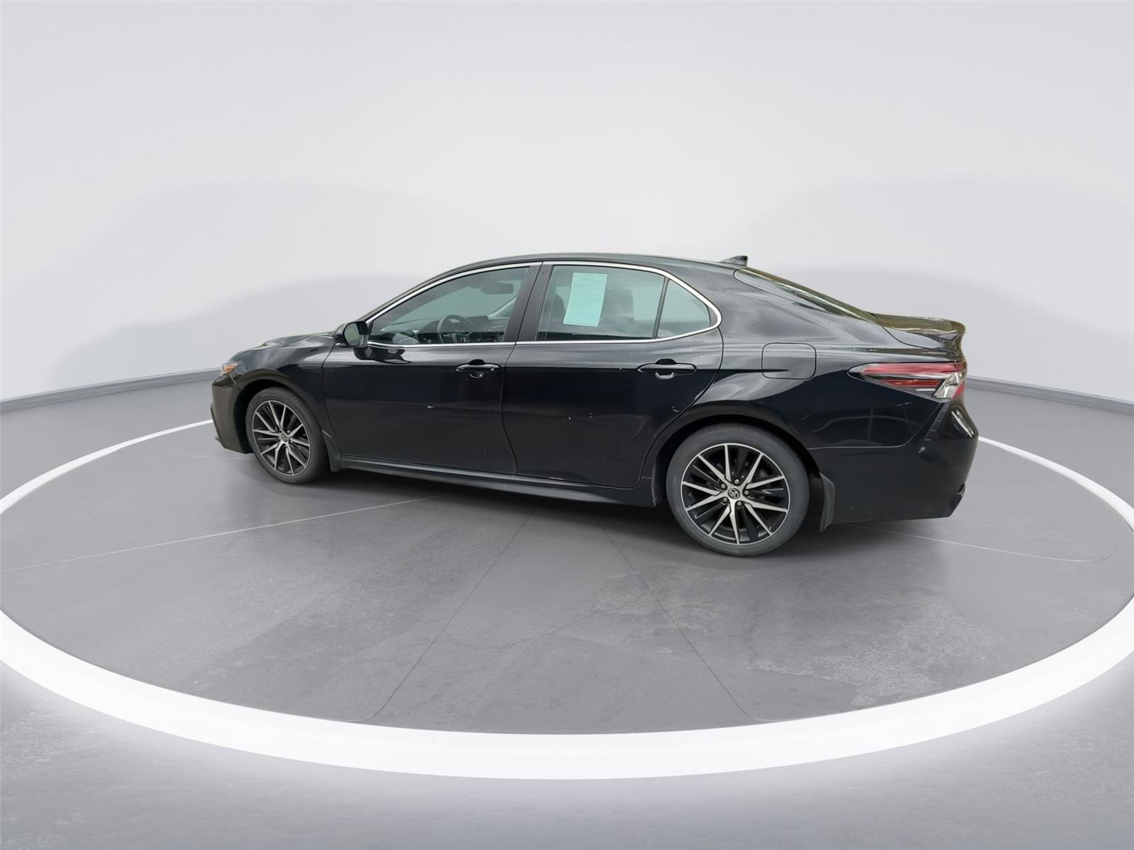 Used 2023 Toyota Camry SE image 6