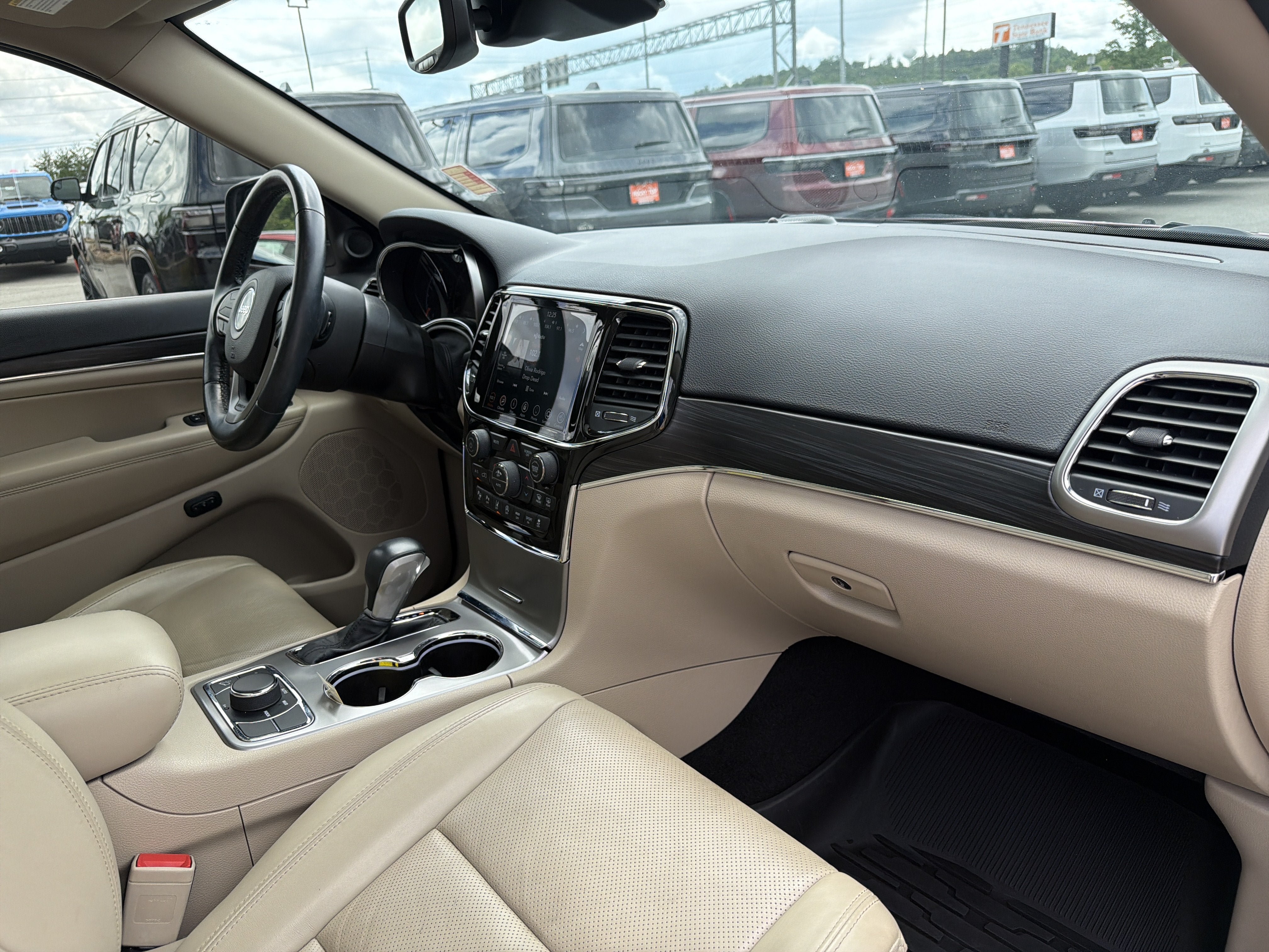 Used 2021 Jeep Grand Cherokee Limited w/ Luxury Group II AWD/4WD image 28