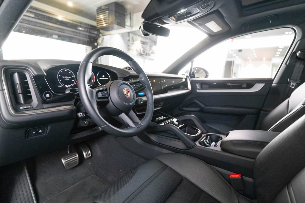 Certified 2025 Porsche Cayenne S image 4