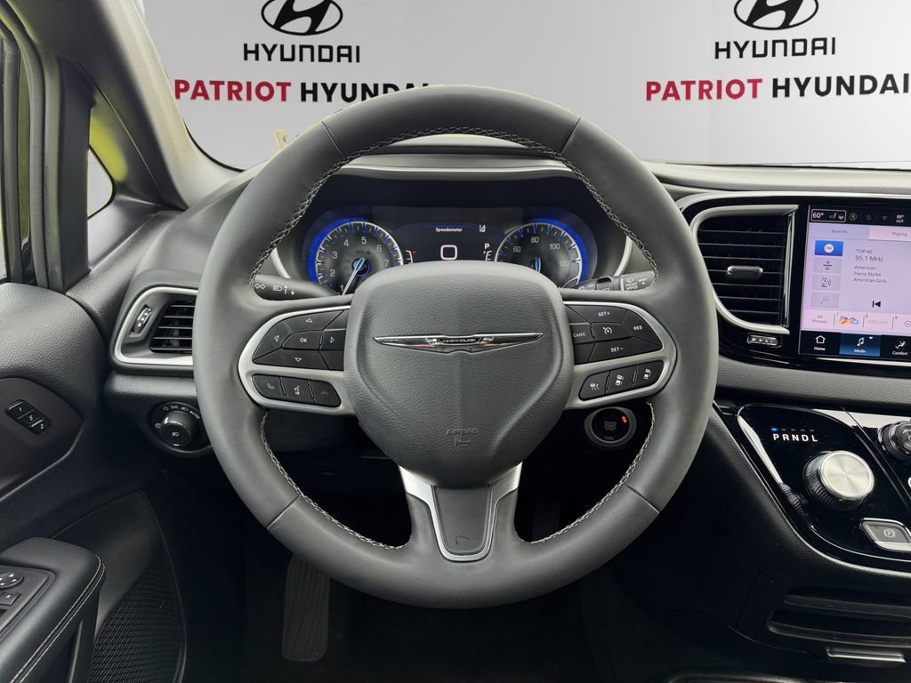 Used 2025 Chrysler Pacifica Select FWD image 12