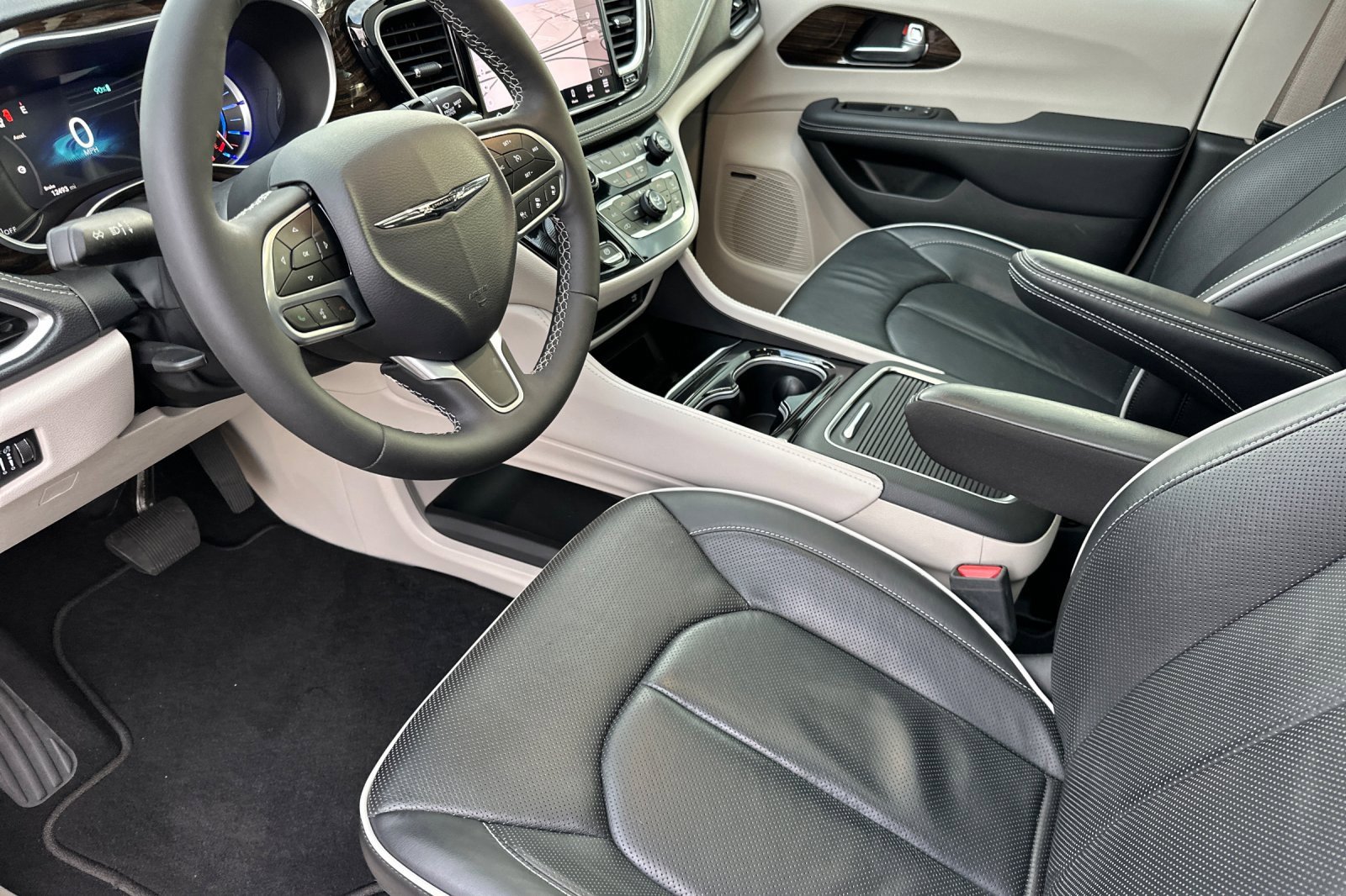 Used 2023 Chrysler Pacifica Limited w/ Uconnect Theater Family Group image 9