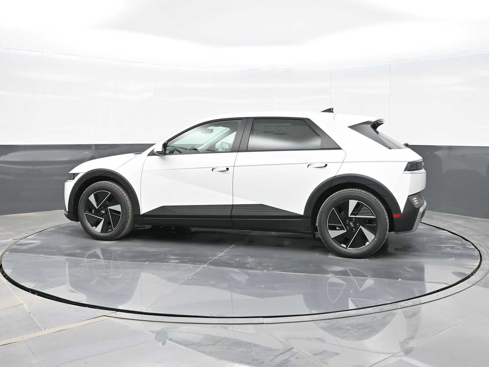 New 2025 Hyundai Ioniq 5 SE image 5