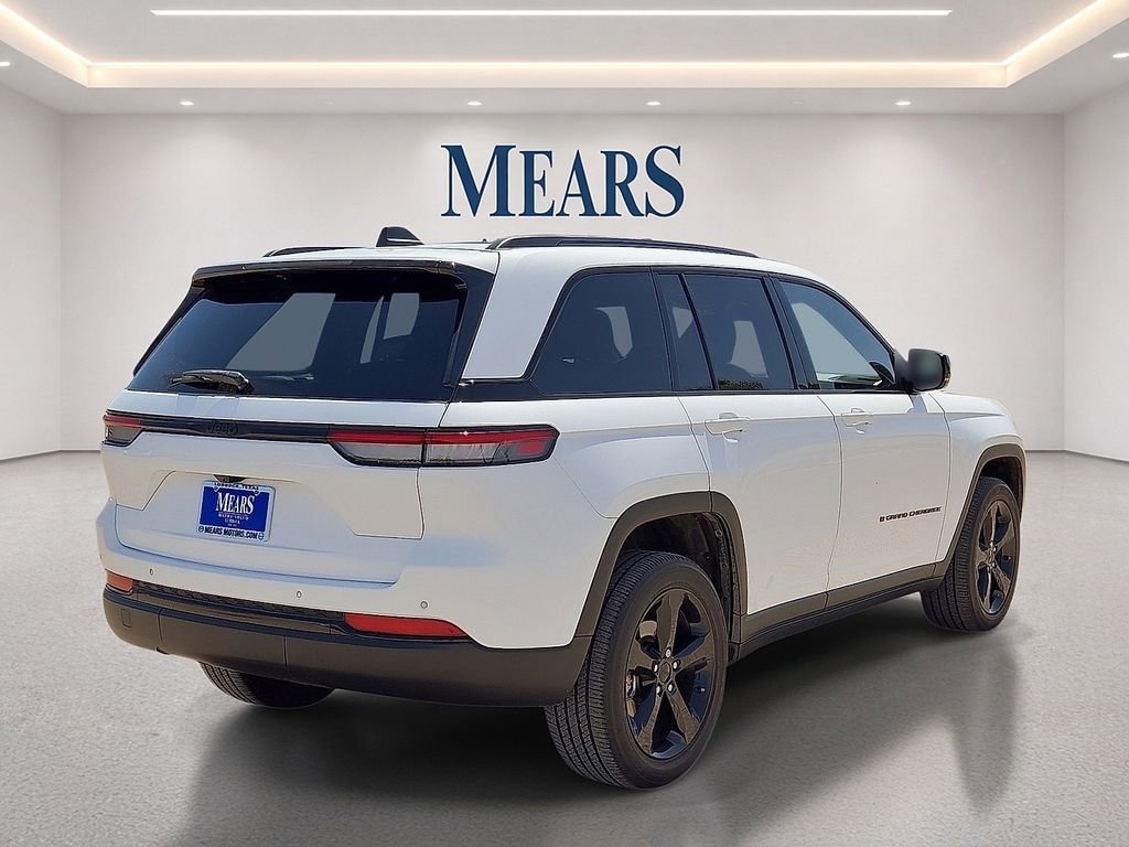 Used 2023 Jeep Grand Cherokee Altitude RWD image 5