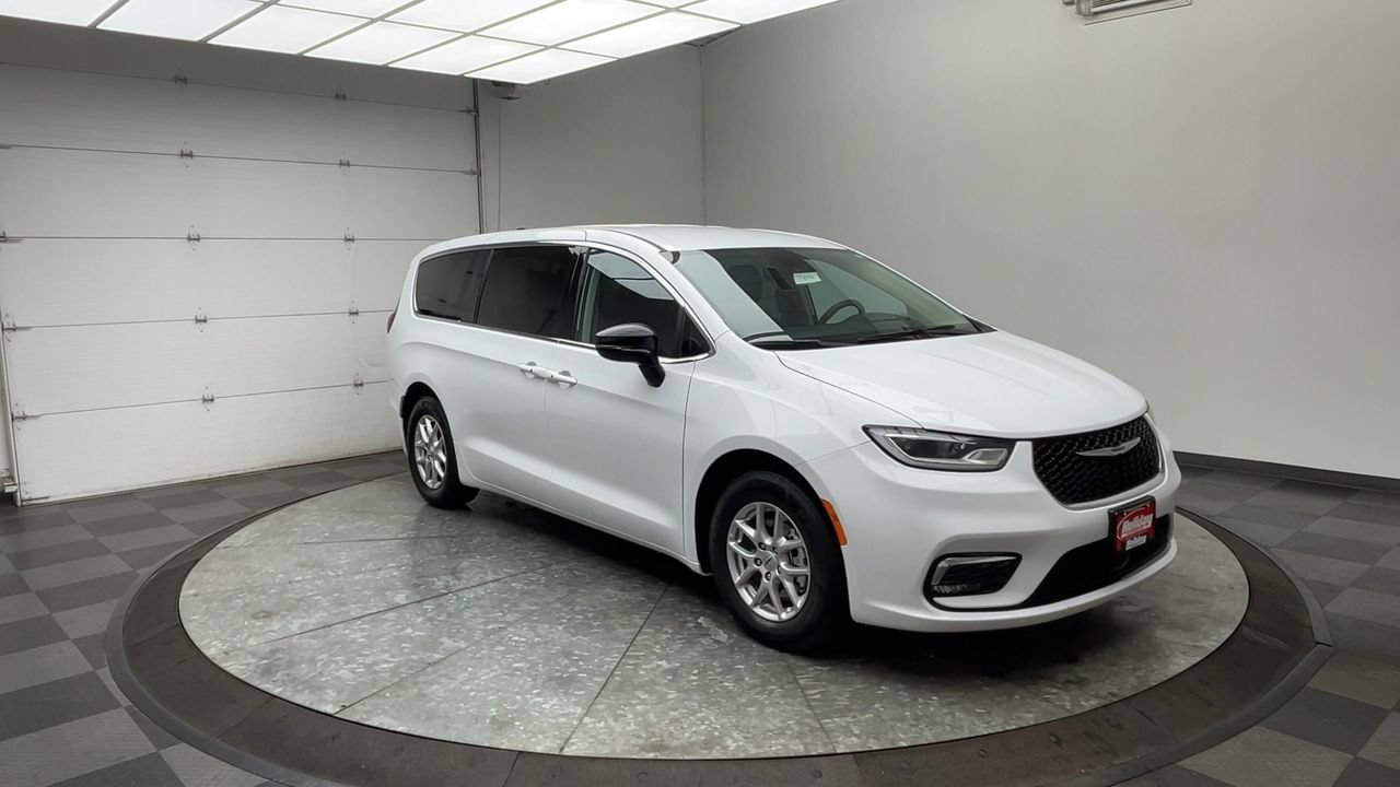 Used 2024 Chrysler Pacifica Touring-L FWD image 32