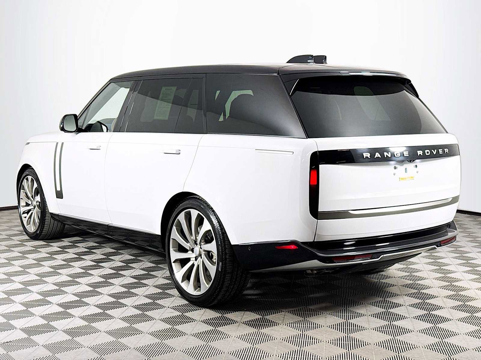 Certified 2025 Land Rover Range Rover Long Wheelbase SE image 7