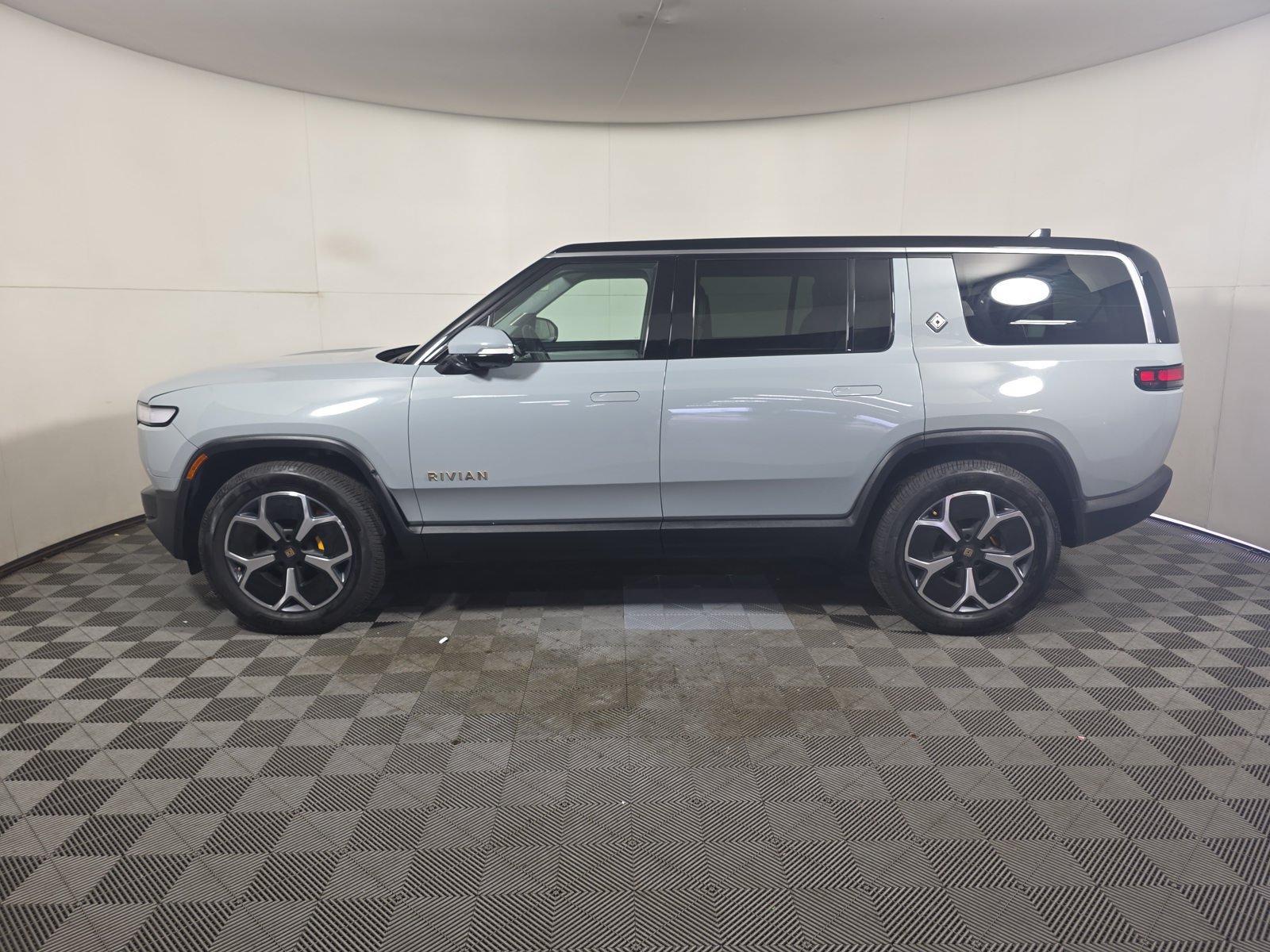 Used 2024 Rivian R1S Adventure Quad AWD/4WD image 36