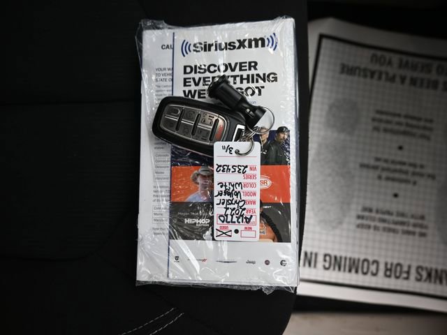 Used 2022 Chrysler Voyager LX image 12