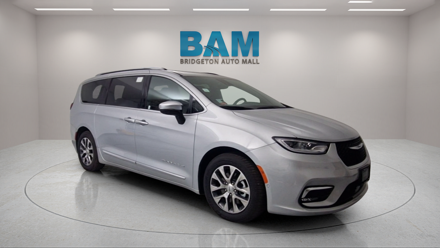 Used 2023 Chrysler Pacifica Pinnacle FWD image 1