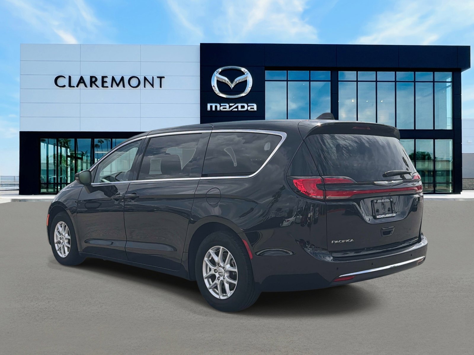 Used 2023 Chrysler Pacifica Touring-L FWD image 6