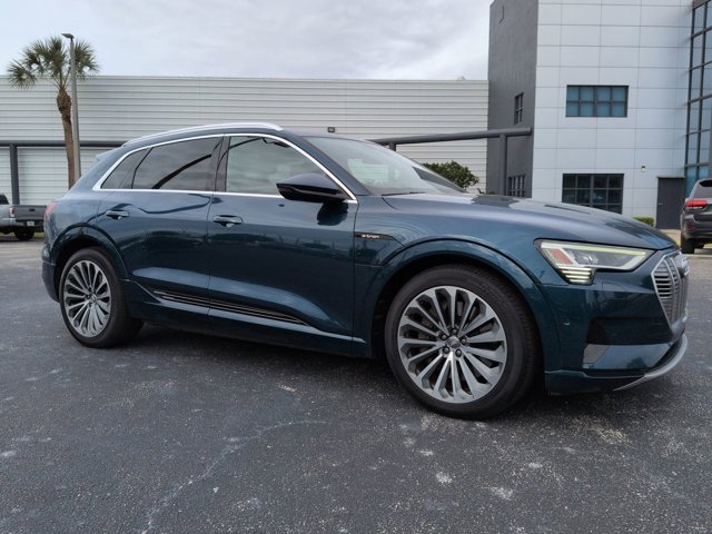 Used 2019 Audi e-tron Prestige w/ Prestige Package image 2