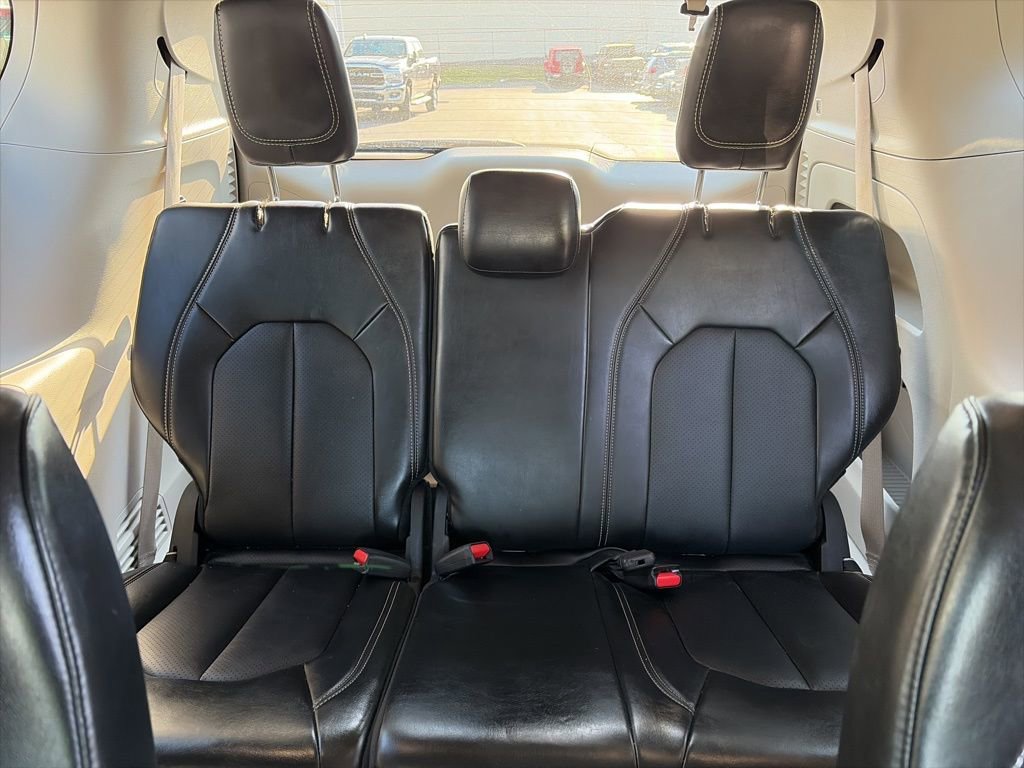 Used 2024 Chrysler Pacifica Touring-L image 11