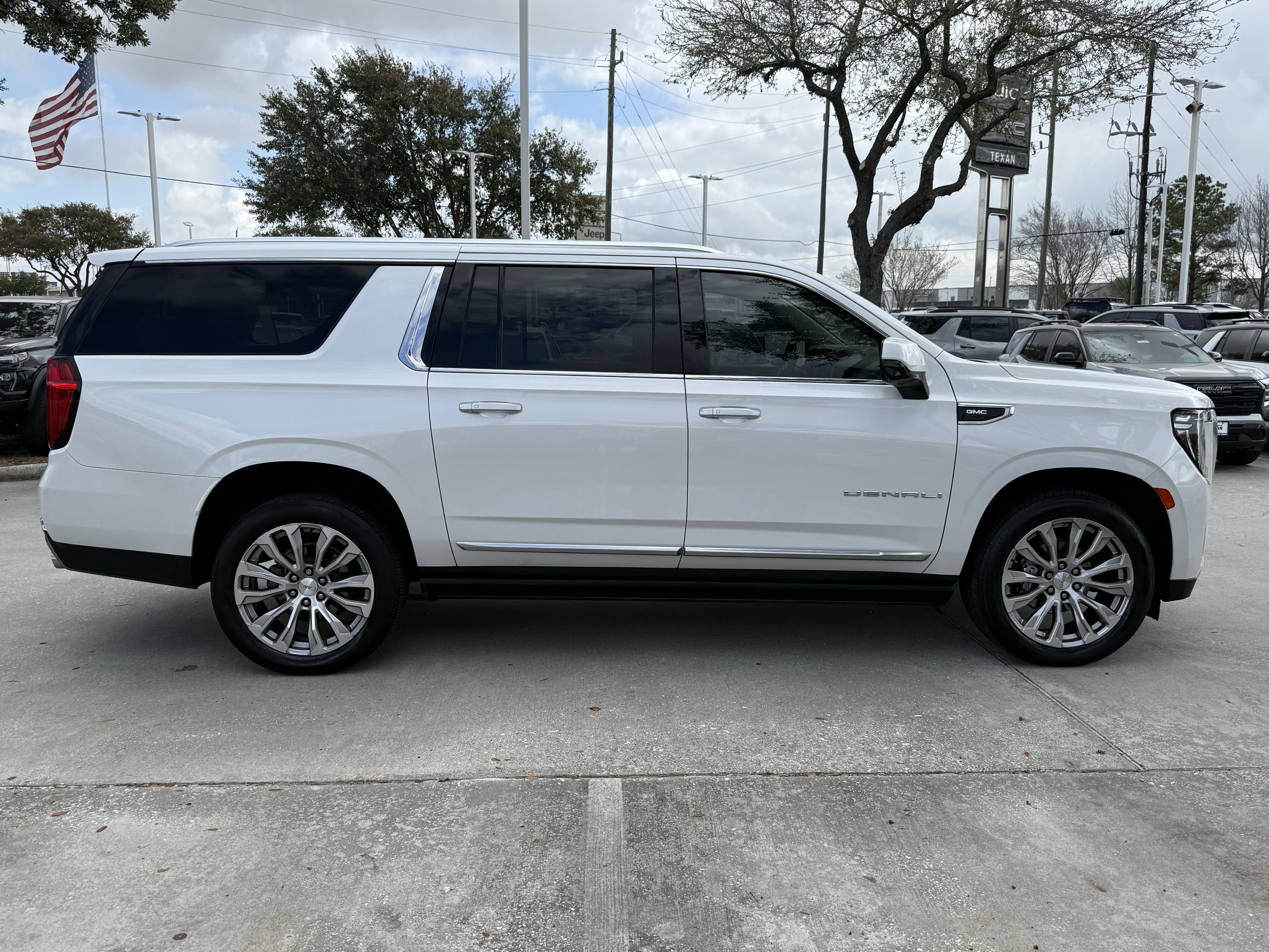 Used 2022 GMC Yukon XL Denali image 3