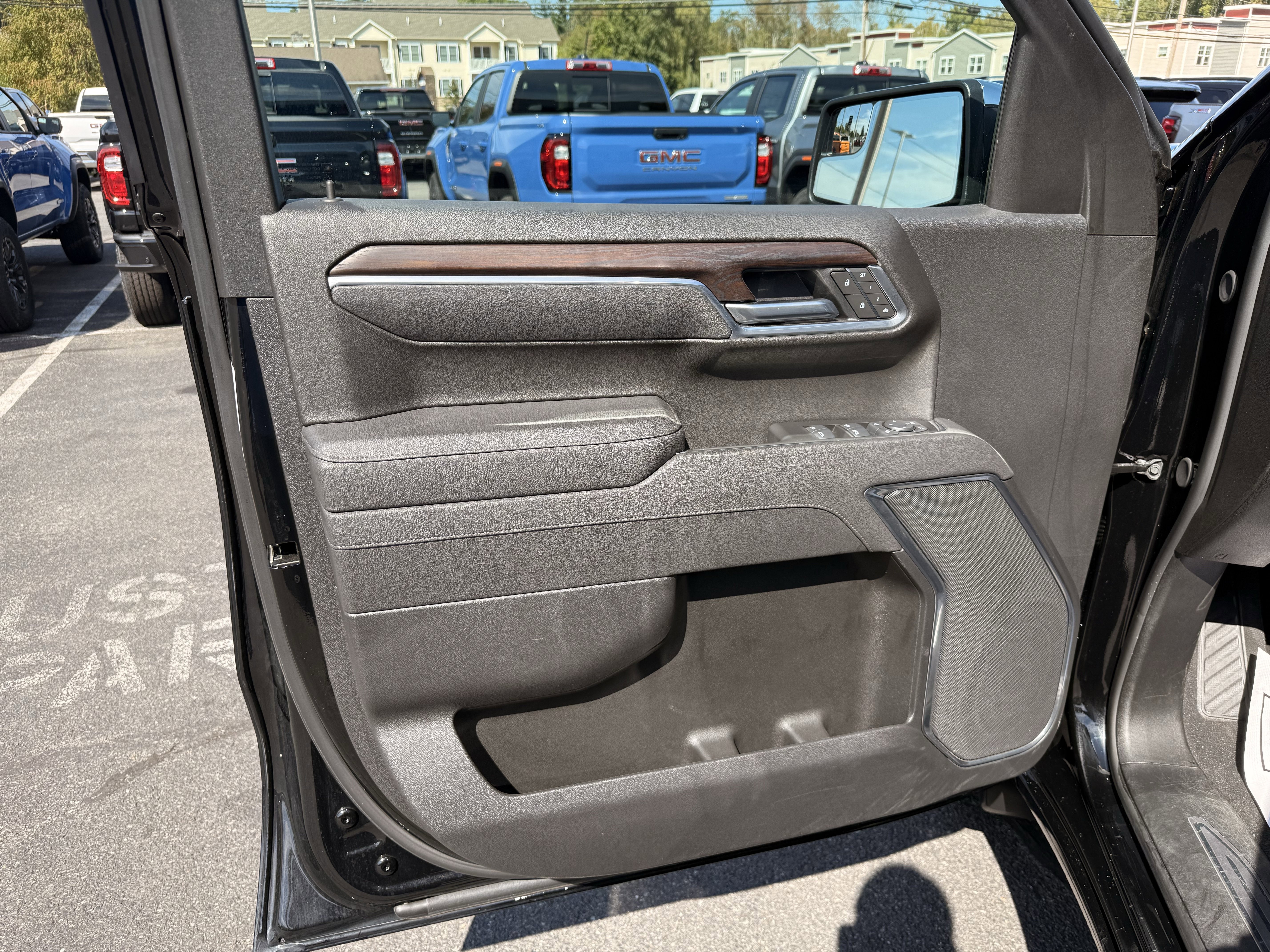 Certified 2025 GMC Sierra 1500 SLT image 11