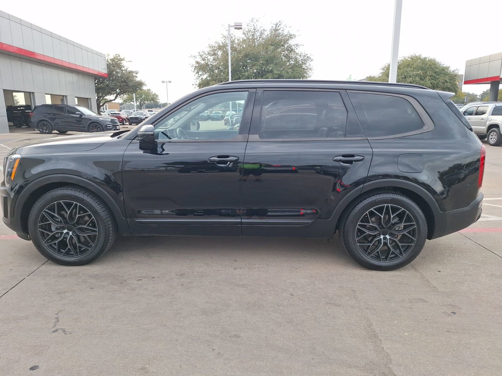 Used 2022 Kia Telluride SX w/ SX Prestige Package image 3