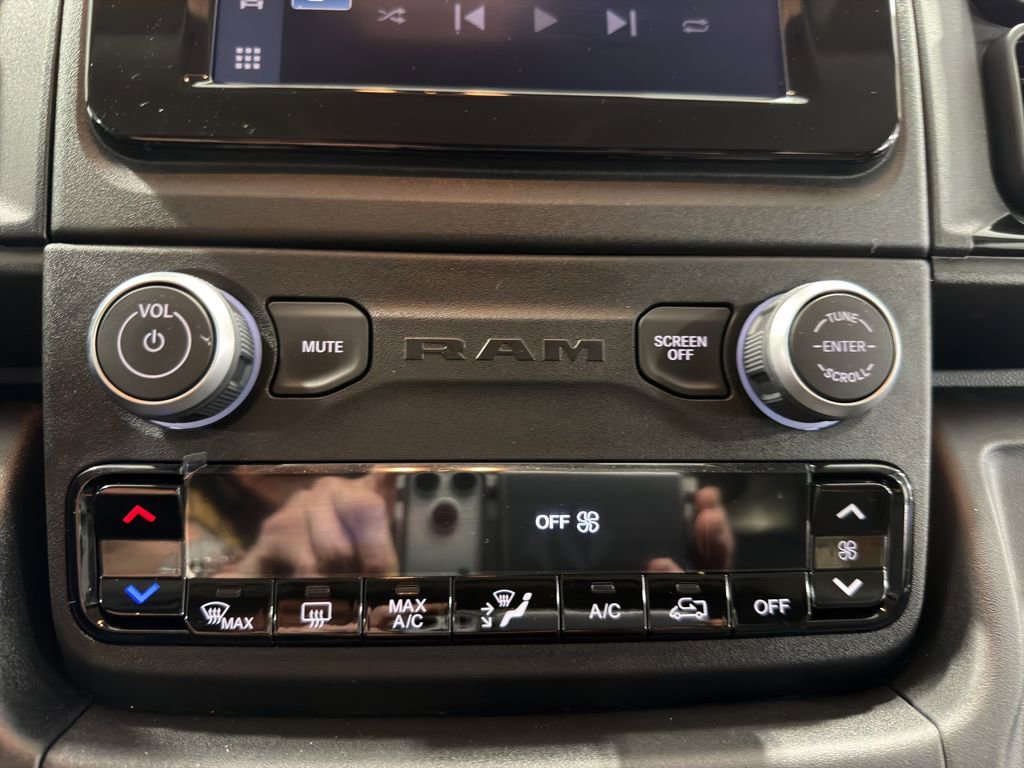 Used 2025 RAM ProMaster 2500 w/ Convenience Group image 32