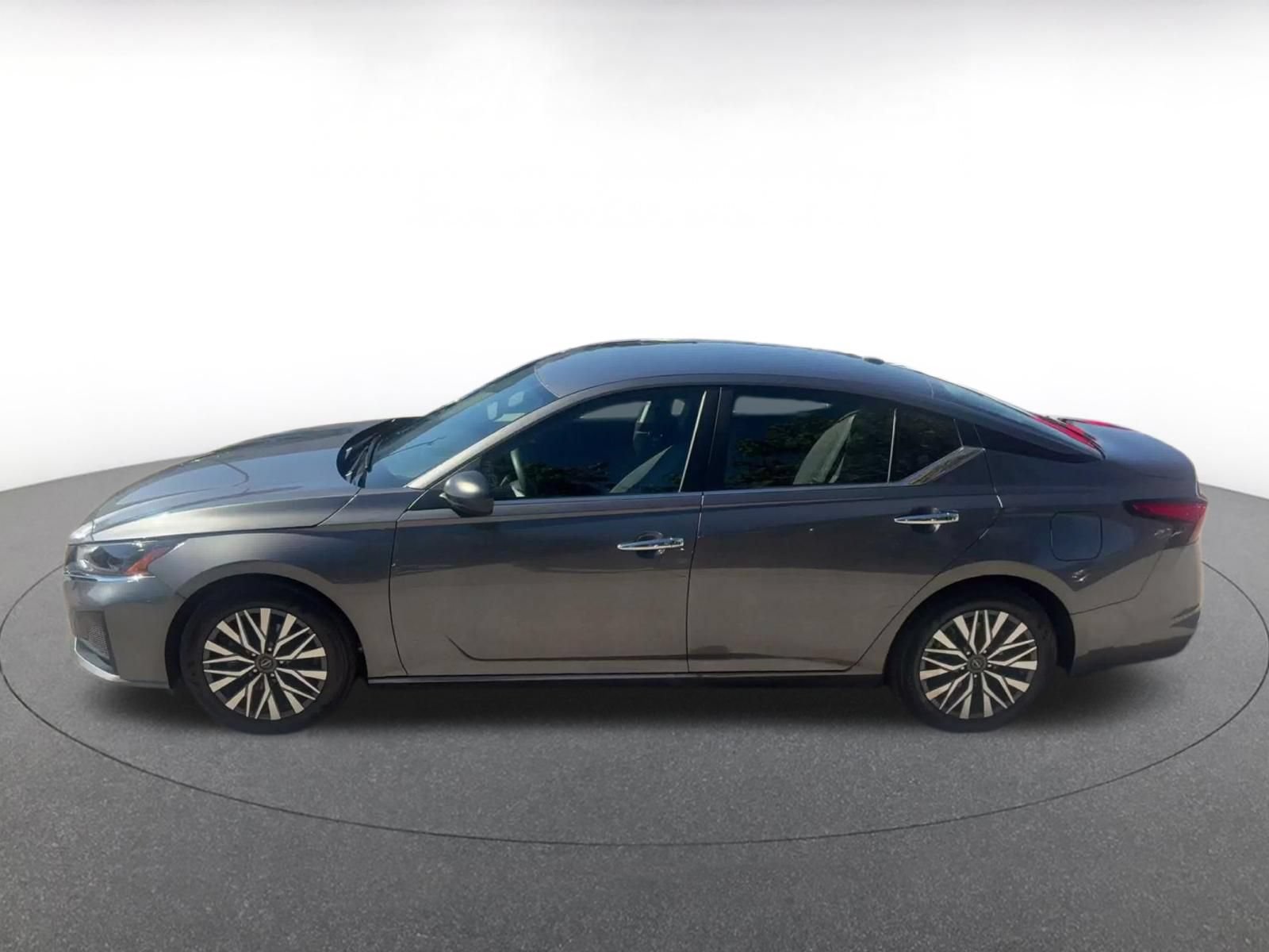 Used 2025 Nissan Altima 2.5 SV FWD image 8
