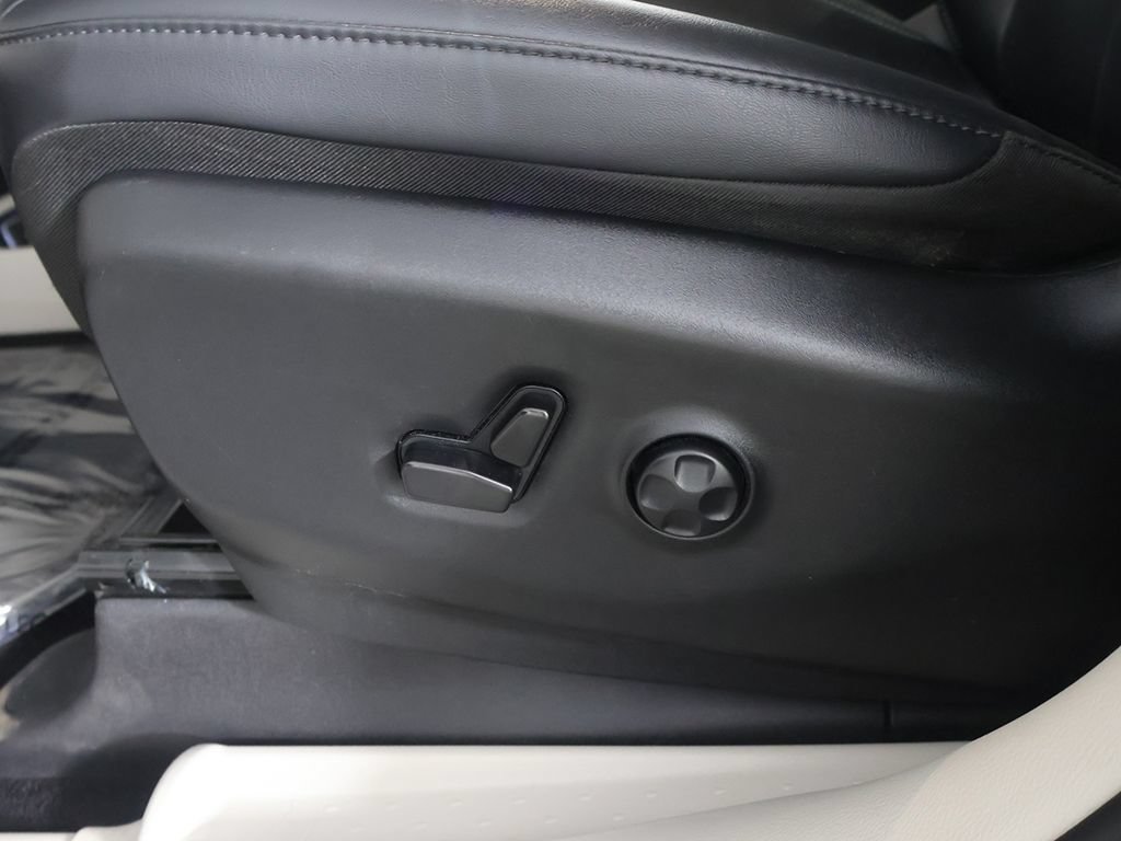 Used 2024 Chrysler Pacifica Touring-L FWD image 31