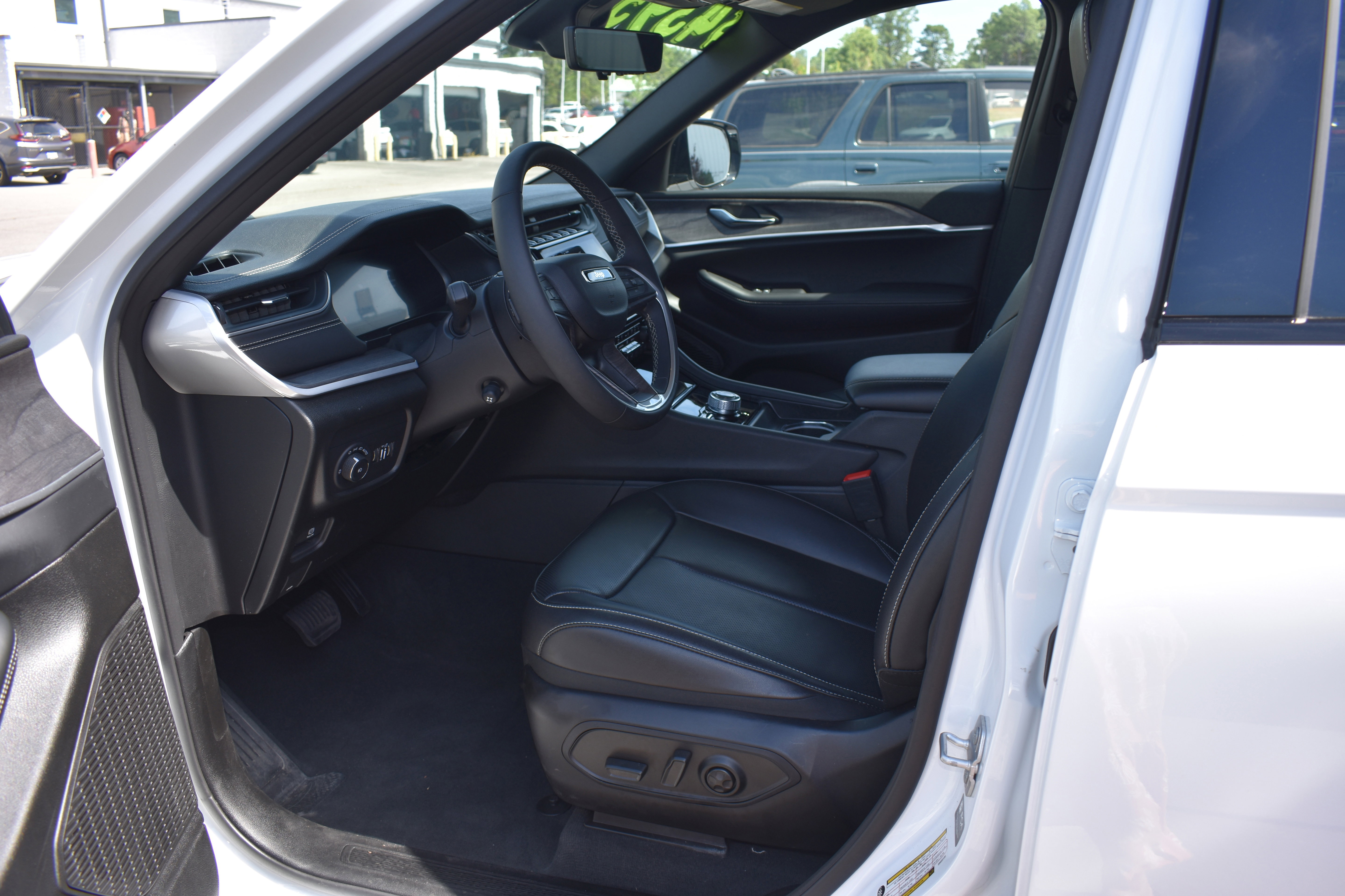 Used 2025 Jeep Grand Cherokee L Limited w/ Luxury Tech Group II AWD/4WD image 12
