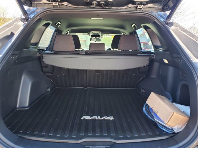 Used 2022 Toyota RAV4 SE image 8