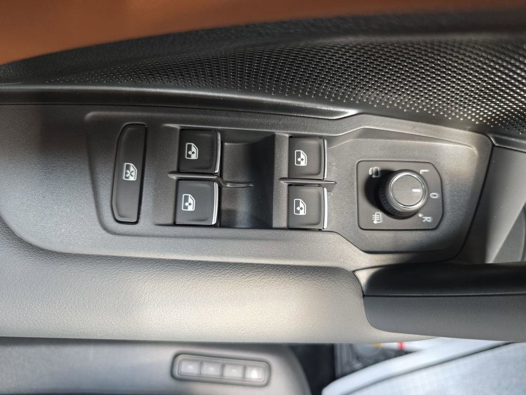 New 2026 Volkswagen Tiguan SEL R-Line AWD/4WD image 24