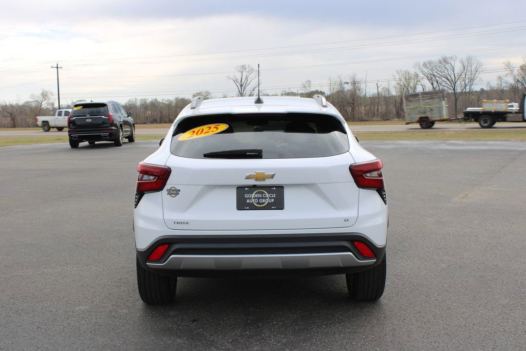 Used 2025 Chevrolet Trax LT w/ LT Convenience Package image 8