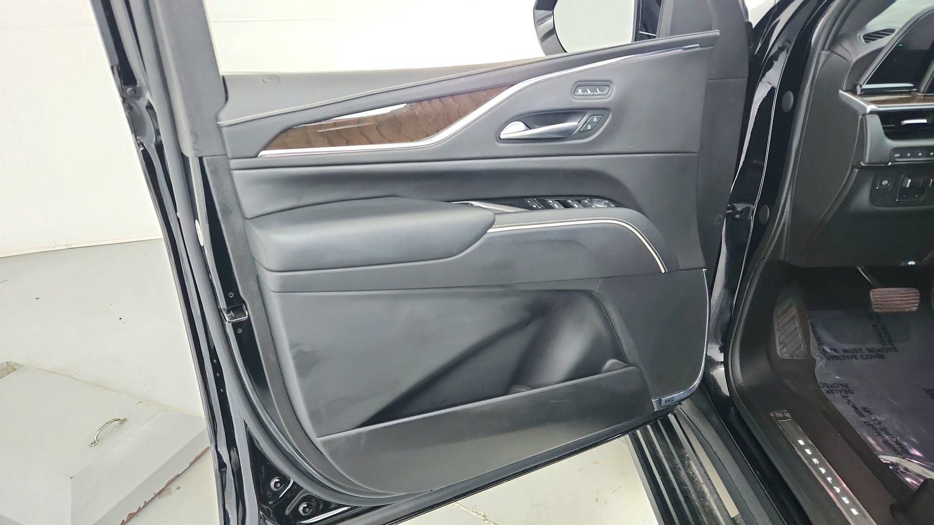 Used 2023 Cadillac Escalade Sport Platinum w/ Heavy-Duty Trailer Package AWD/4WD image 16