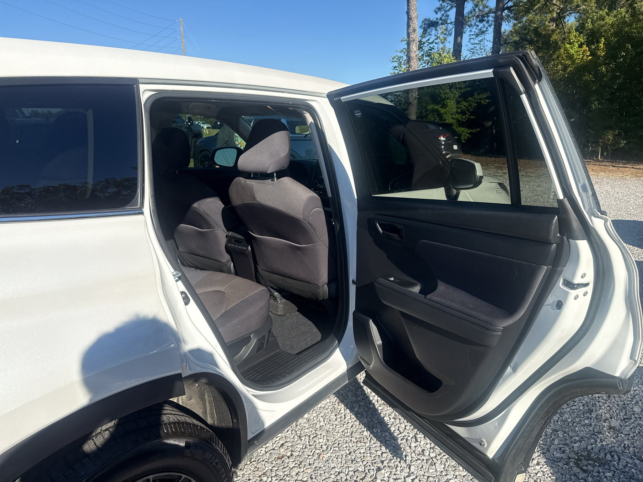 Used 2024 Toyota Highlander LE FWD image 23