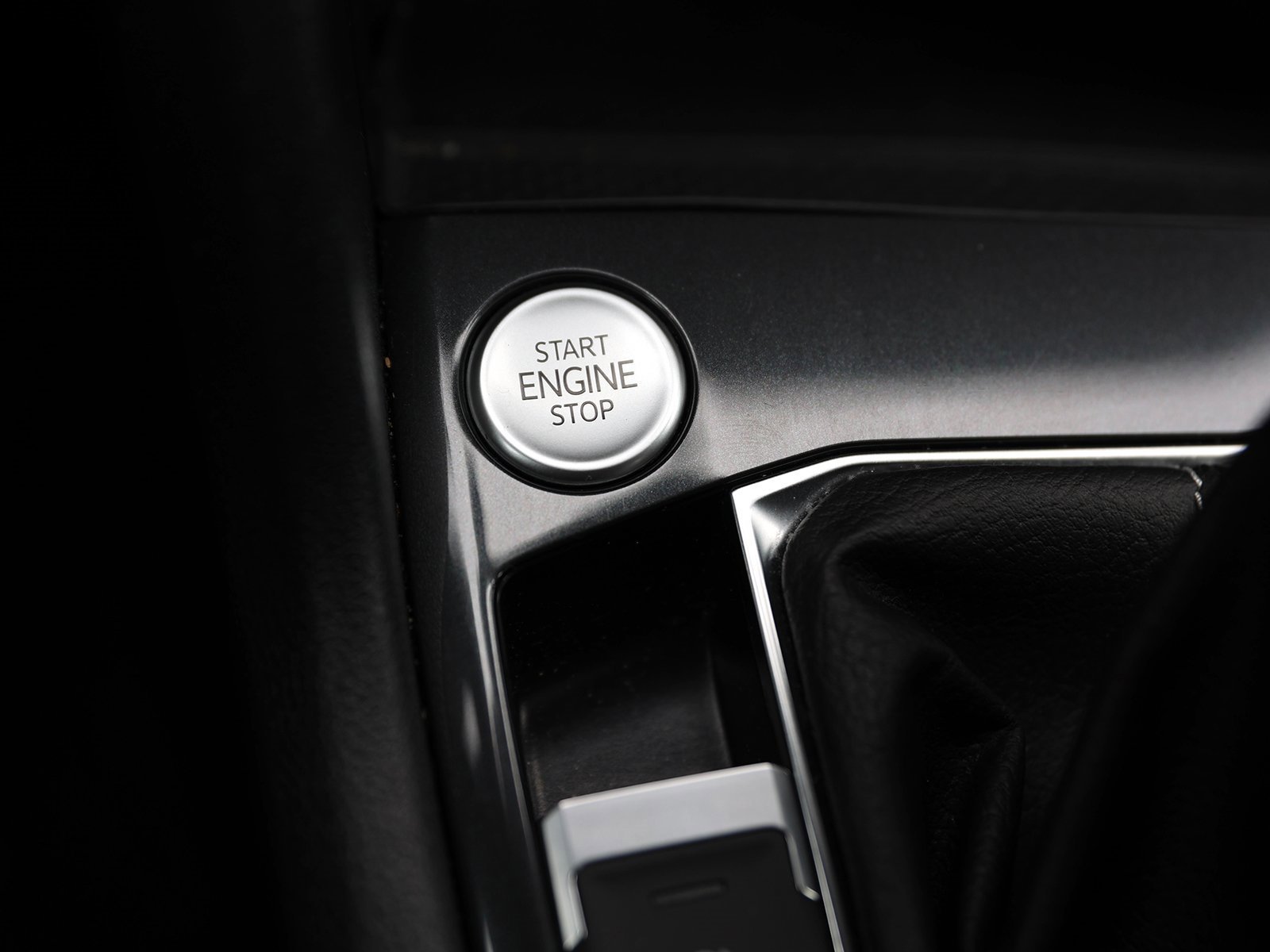 Used 2024 Volkswagen Tiguan SE R-Line image 30