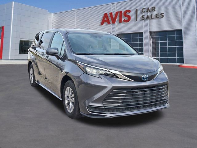 Used 2025 Toyota Sienna LE image 3