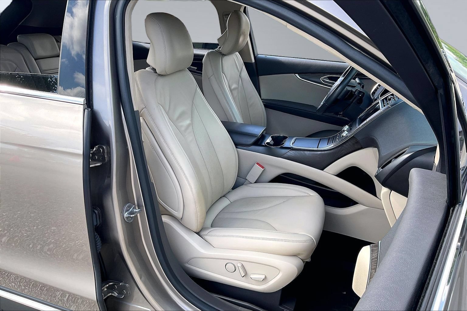 Used 2019 Lincoln Nautilus Select w/ Cargo Utility Package FWD image 7
