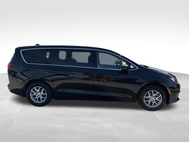 Used 2023 Chrysler Voyager LX FWD image 6